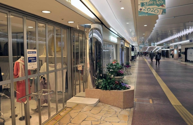 緊急事態宣言を受けて店舗が臨時休業し、閑散とする三宮の地下街「さんちか」＝８日午前１０時４分、神戸市中央区（撮影・斎藤雅志）