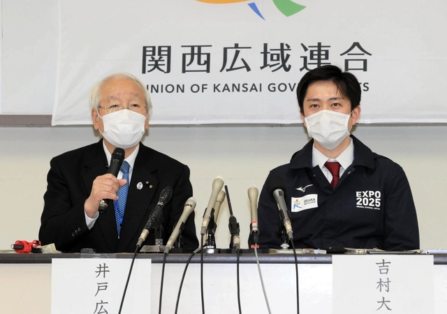 関西広域連合の会合後、記者会見する井戸敏三兵庫県知事（左）と吉村洋文大阪府知事＝８日午後、兵庫県庁（撮影・斎藤雅志）