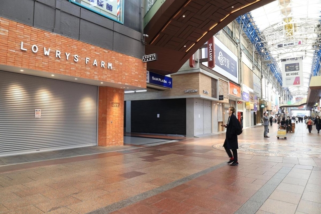 臨時休業や時短営業などの店舗が目立ち、買い物客もまばらな三ノ宮センター街＝８日午前１１時、神戸市中央区（撮影・斎藤雅志）