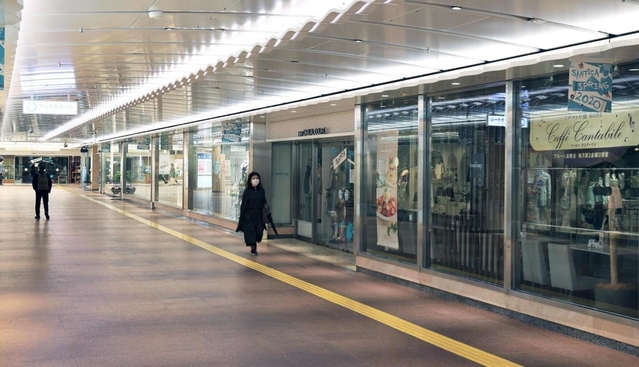 急事態宣言を受けて店舗が臨時休業し、閑散とする三宮の地下街「さんちか」＝８日午前１０時４分、神戸市中央区（撮影・斎藤雅志）