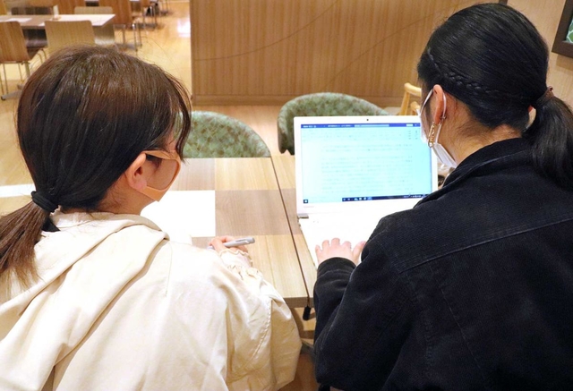 パソコンで就職活動の情報を探す大学生。先が見えず、不安と焦りを募らせている＝西宮市内