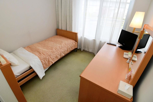 公開された「ニチイ学館神戸ポートアイランドセンター」宿泊棟の個室＝１０日午前、神戸市中央区（撮影・中西幸大）