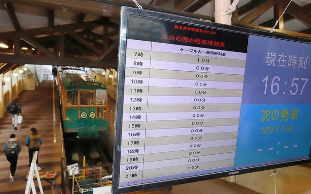 ほぼ１時間に１本に減便して運行する六甲ケーブル＝１０日午後、神戸市灘区、六甲ケーブル下駅（撮影・吉田敦史）
