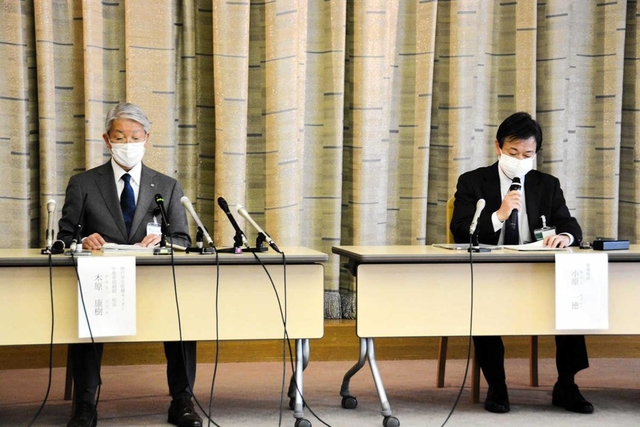 会見する神戸市の小原一徳・健康局長（右）と木原康樹・市立医療センター中央市民病院長＝１１日午前、神戸市役所