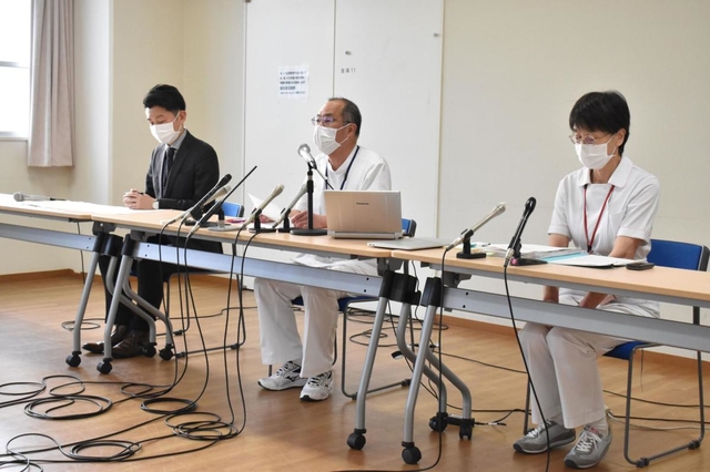 入院患者の感染を受け、病院の診療体制などを説明する尼崎医療生協病院の大沢芳清院長（中央）ら＝尼崎市南武庫之荘１１