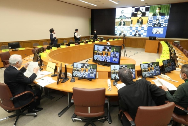 西村康稔経済再生担当相と、井戸敏三兵庫県知事ら７都府県の知事たちが話し合ったテレビ会談＝１１日午後、神戸市中央区、兵庫県災害対策センター（撮影・辰巳直之）