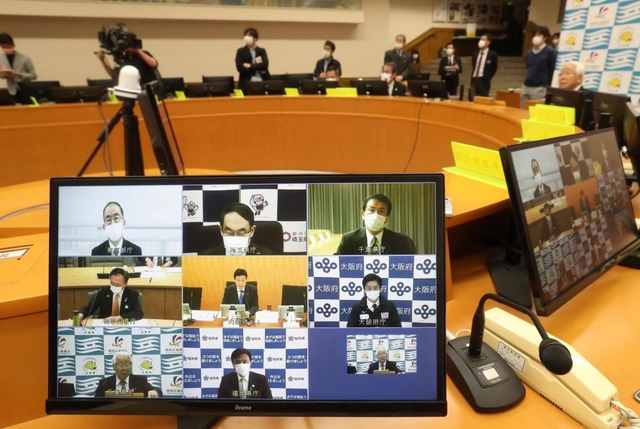 西村康稔経済再生担当相と、井戸敏三兵庫県知事ら７都府県の知事たちが話し合ったテレビ会談＝１１日午後、神戸市中央区、兵庫県災害対策センター（撮影・辰巳直之）