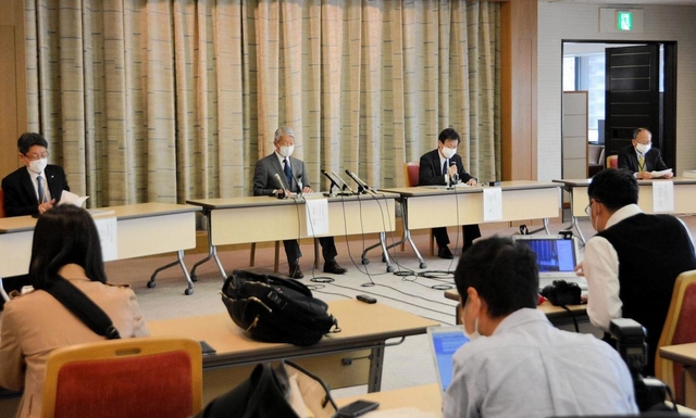 院内感染について説明する神戸市の小原一徳健康局長（右から２人目）ら＝１１日午前、神戸市役所