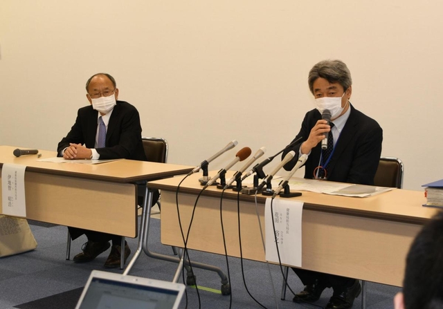 神戸赤十字病院職員の新型コロナウイルスへの感染が分かり、会見する神戸市の花田裕之健康局担当局長（右）ら＝１２日午後、神戸市役所