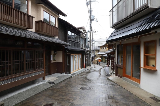 ほとんど人通りのない湯本坂。朝は開いたものの午後から閉じる店もあった＝１２日午前、神戸市北区有馬町