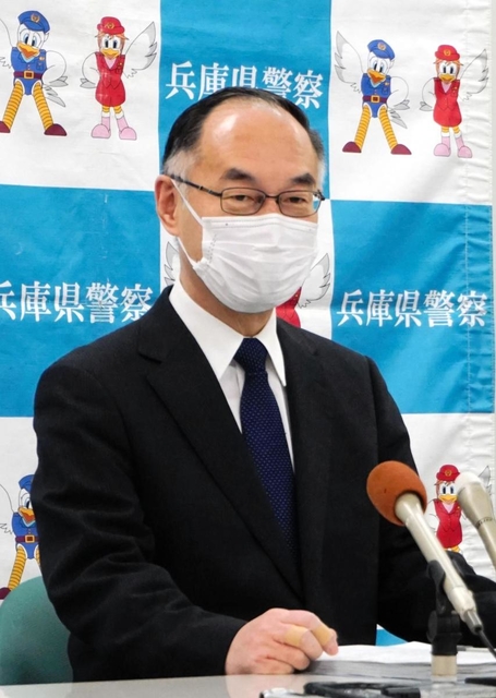 神戸西署長らの新型コロナウイルス感染を受け、会見する加藤晃久兵庫県警本部長＝神戸市中央区下山手通５
