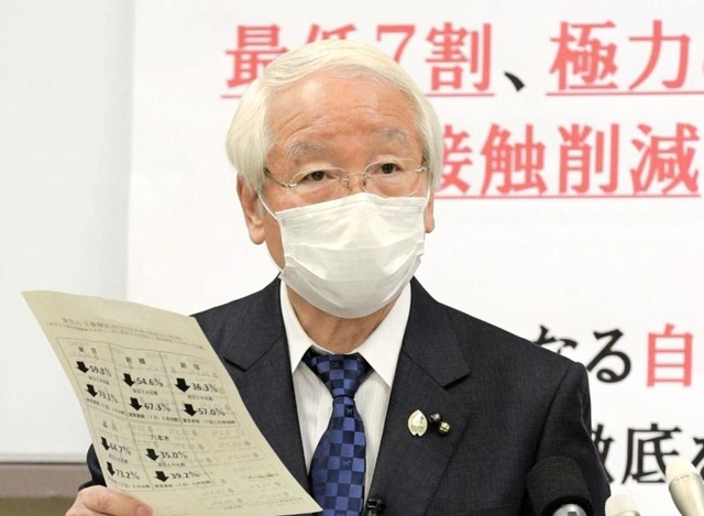 会見で休業要請について説明する井戸敏三知事＝１３日午後６時すぎ、兵庫県庁（撮影・後藤亮平）
