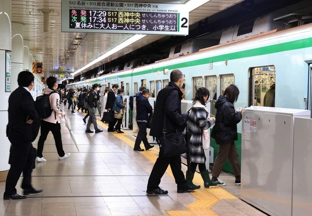 緊急事態宣言発令から１週間。利用客が多い帰宅時間帯に乗客が減った神戸市営地下鉄三宮駅＝１３日午後５時２８分、神戸市中央区（撮影・斎藤雅志）