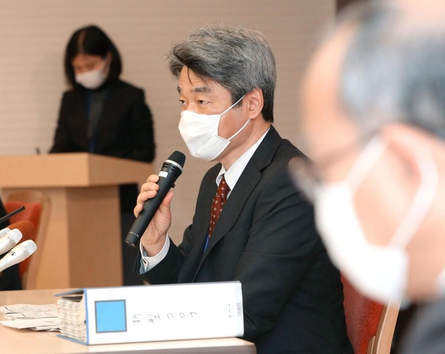 新型コロナウイルスの感染確認について記者会見する神戸市健康局の花田裕之担当局長（中央）＝１５日午前、神戸市役所（撮影・辰巳直之）