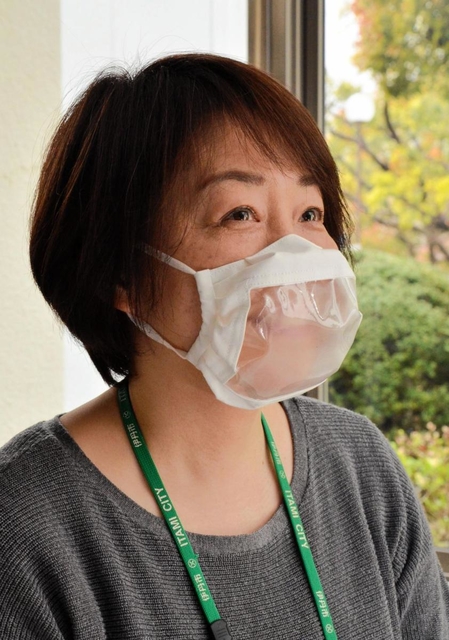 聴覚障害者が口元を確認できるように配慮された手作りマスク。中心部を透明のカバーで施している＝伊丹市千僧１、伊丹市役所