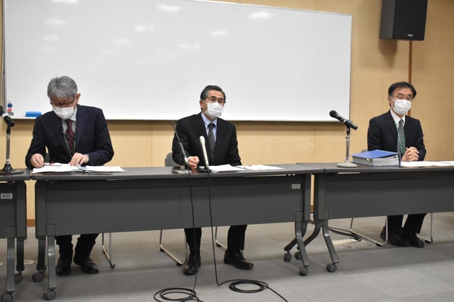 伊丹市立緑丘小学校に勤務する教員の感染が判明し、会見する木下誠教育長（中央）ら＝伊丹市千僧１