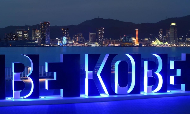 医療従事者の奮闘をたたえ、青く照らされた「ＢＥ　ＫＯＢＥ」のモニュメントや観覧車＝１６日夜、神戸市中央区港島１（撮影・辰巳直之）
