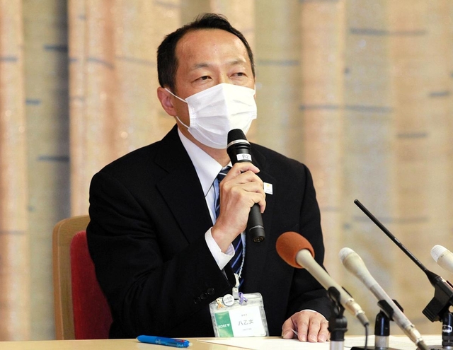 神戸市こども家庭センターの不適切な電話対応について説明する市こども家庭局の八乙女悦範副局長＝１６日午後、神戸市役所
