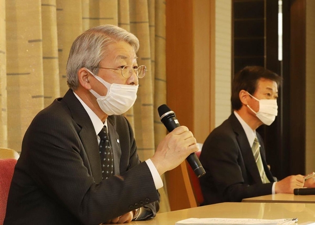 新たな感染者について説明する（左から）中央市民病院の木原康樹院長、小原一徳健康局長＝１７日午前、神戸市役所（撮影・吉田敦史）
