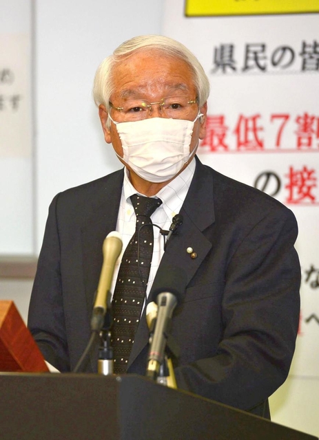 会見で中小事業者向けの支援策などについて説明する井戸敏三知事＝１７日午後、兵庫県庁（撮影・秋山亮太）