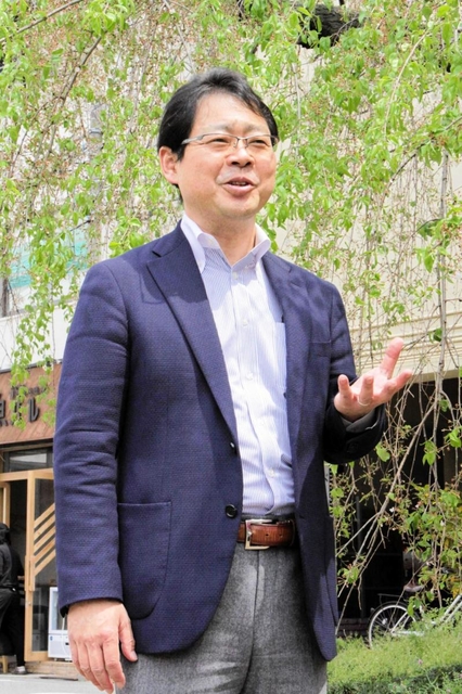 「コロナ禍は災害法制で対応を」とする緊急提言書をまとめた津久井進弁護士＝西宮市内