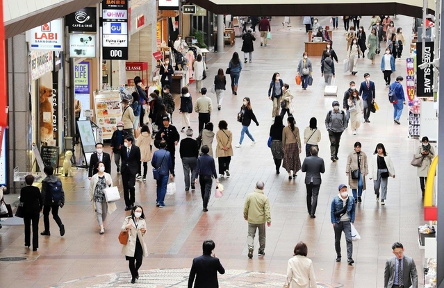 緊急事態宣言が発出された当日、平日正午過ぎの三宮センター街＝４月７日午後０時８分、神戸市中央区三宮町１（撮影・吉田敦史）