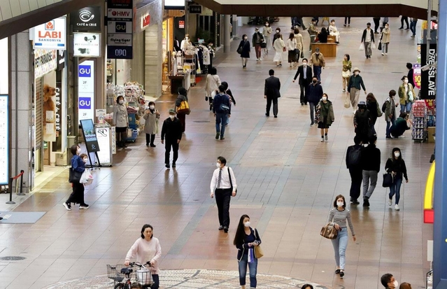 緊急事態宣言後、人通りが減った平日正午過ぎの三宮センター街＝４月２０日午後０時８分、神戸市中央区三宮町１（撮影・吉田敦史）