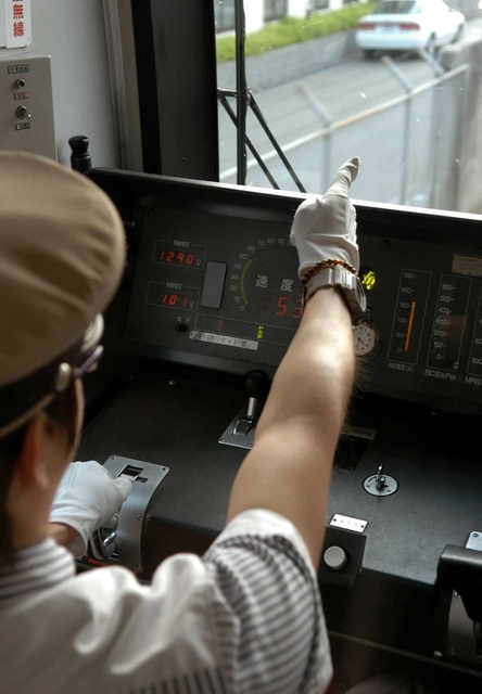 安全を確認しながら電車を運転するＪＲ宝塚線の運転士