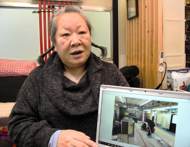 新型コロナウイルスの影響で、交流サロンの開設が遅れる現状を語る金田真須美さん＝神戸市長田区