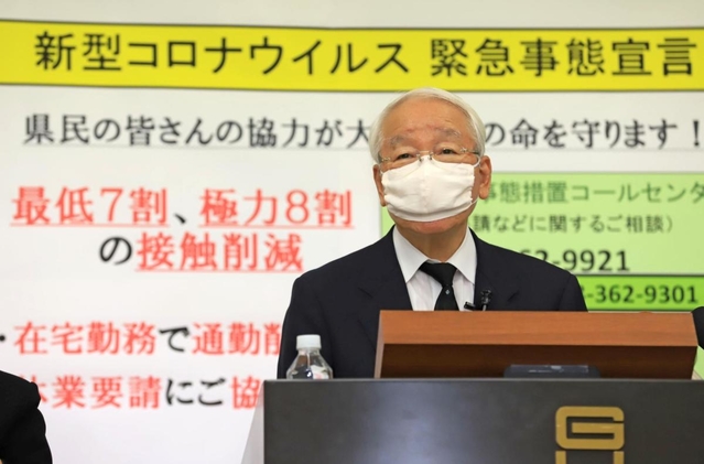 緊急事態宣言から２週間となり、県民に改めて不要不急の外出自粛を呼び掛ける井戸敏三知事＝２１日午後、兵庫県庁（撮影・大森　武）