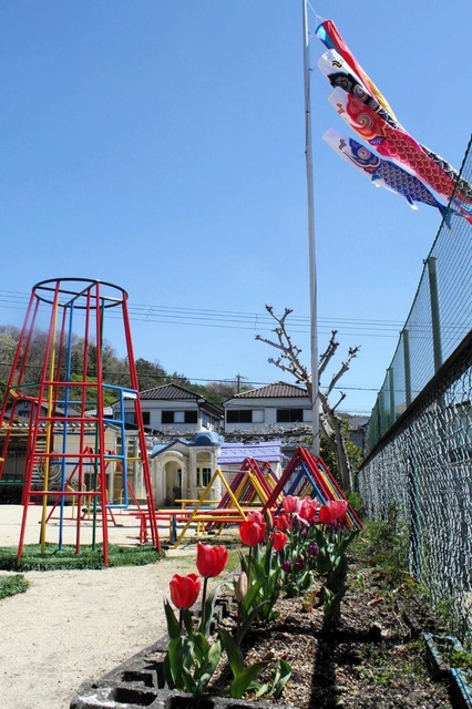 鯉のぼりの泳ぐ園庭。お昼ごはんを食べに園児は屋内へ＝神戸市北区有野台６、明照認定こども園