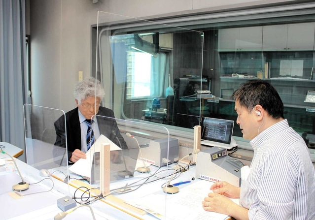 透明アクリル板を設置したスタジオ＝ラジオ関西