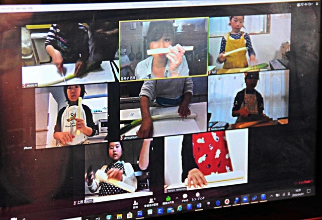 それぞれの自宅で料理に挑戦。パソコン画面に映るオンライン料理教室の子どもたち＝神戸市中央区三宮町１、四季愛菜ダイニング