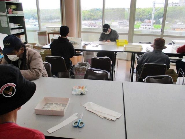 作業する障害のある利用者たち。受注減の不安にさらされる＝神戸市西区櫨谷町長谷、なでしこの里（なでしこの里提供）