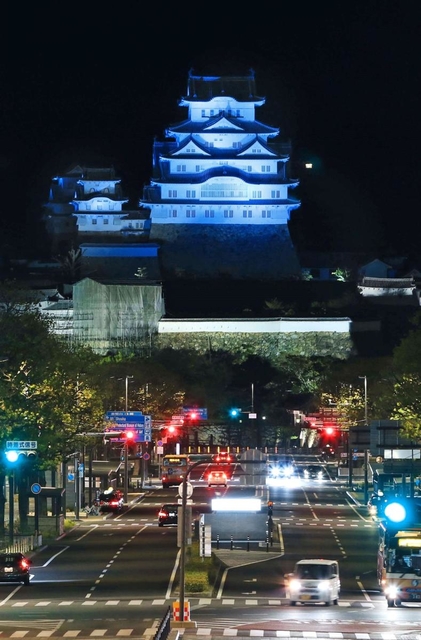 姫路城を青く照らす特別ライトアップ＝２３日夜、姫路市内