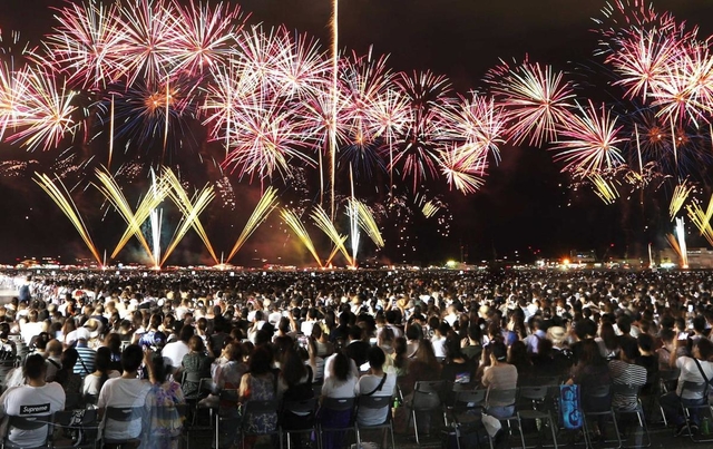 大勢の見物客が詰めかけた「みなとこうべ海上花火大会」。今年は１０月３１日に延期された＝２０１９年８月３日、神戸市中央区