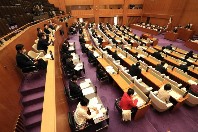 議員らが間隔を空けて座った本会議場＝兵庫県議会（撮影・鈴木雅之）