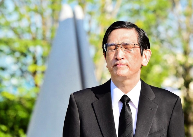 取材対応中、言葉を絞り出すＪＲ西日本の長谷川一明社長＝２５日午前７時３９分、尼崎市久々知３（撮影・中西幸大）