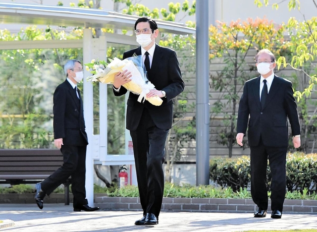 献花に向かうＪＲ西日本の長谷川一明社長（中央）と真鍋精志会長（右）と来島達夫副会長＝２５日午前７時３０分、尼崎市久々知３（撮影・中西幸大）