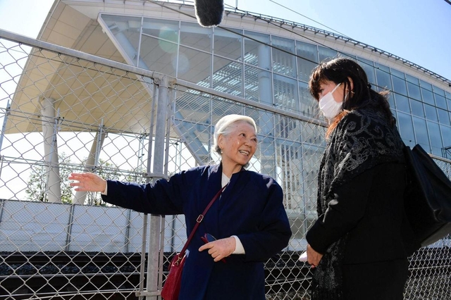 一人娘を失った現場で、負傷者家族の女性と語り合う藤崎光子さん（左）＝２５日午前９時２５分、尼崎市久々知西町２（撮影・中西幸大）