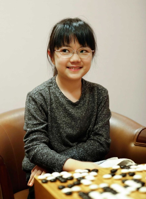 公式戦１０勝目の節目を喜ぶ仲邑菫初段＝２０１９年１１月７日、大阪市の日本棋院関西総本部