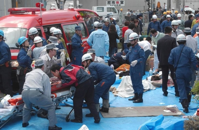 地面に横たわる乗客や搬送される負傷者らであふれた事故現場周辺＝２００５年４月２５日、尼崎市内
