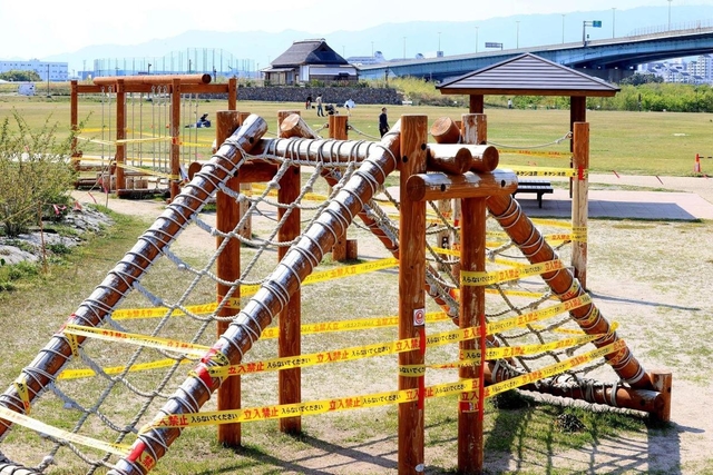 使用禁止になっている大型遊具＝２８日午後、尼崎市扇町、尼崎の森中央緑地（撮影・斎藤雅志）