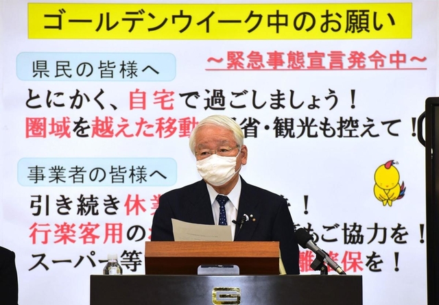 県立学校の休校延長などについて説明する井戸敏三知事＝２８日午後、神戸市中央区、兵庫県庁（撮影・秋山亮太）