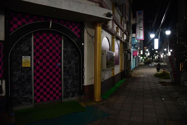 ほとんどの店が休業し、街の明かりが消えていた＝４月２８日、神戸市兵庫区福原町