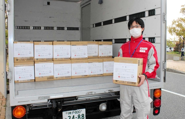 支援用の水を載せたトラック＝神戸市中央区脇浜海岸通１