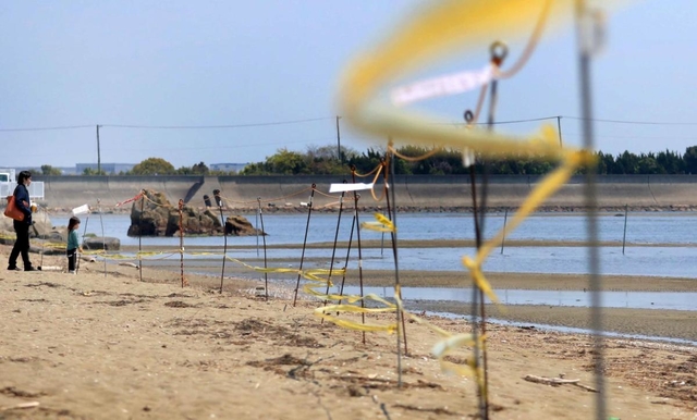潮干狩り休止に伴ってテープが張られた浜辺＝たつの市御津町黒崎