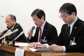 新型コロナウイルスの感染者について発表する小原一徳健康局長（中央）ら＝１日午後、神戸市役所