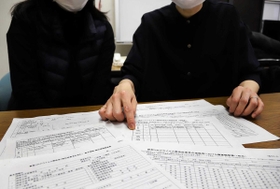 調査後に書く報告書。２人は感染者の負担を減らすため、聴取の際には質問内容を整理し直した独自のシートを使う＝神戸市役所