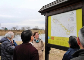 ポニャビッツァ自然公園を視察する豊岡市などの関係者＝今年２月、セルビア・パンチェボ市内（ひょうご環境創造協会提供）